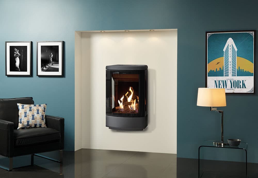 Poêle à gaz Gazco Loft dans une niche blanche, salon aux murs bleus