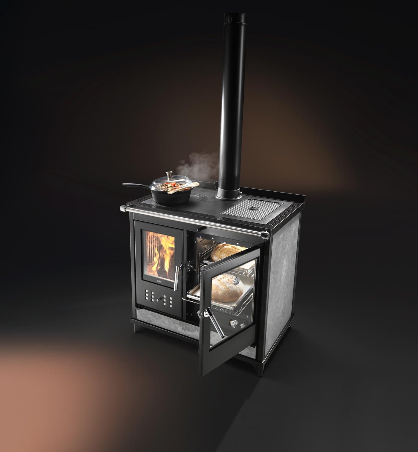 Cuisinière à bois Klover Star 90, casserole fumante sur la plaque et four ouvert