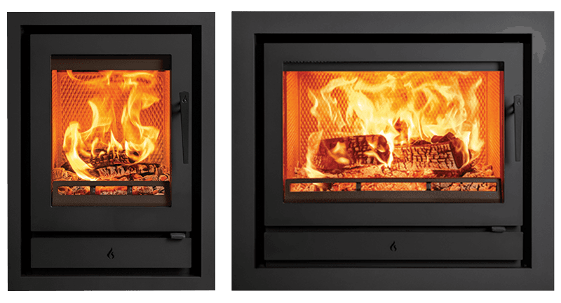 Deux inserts à bois noirs encastrés, flambée derrière la vitre