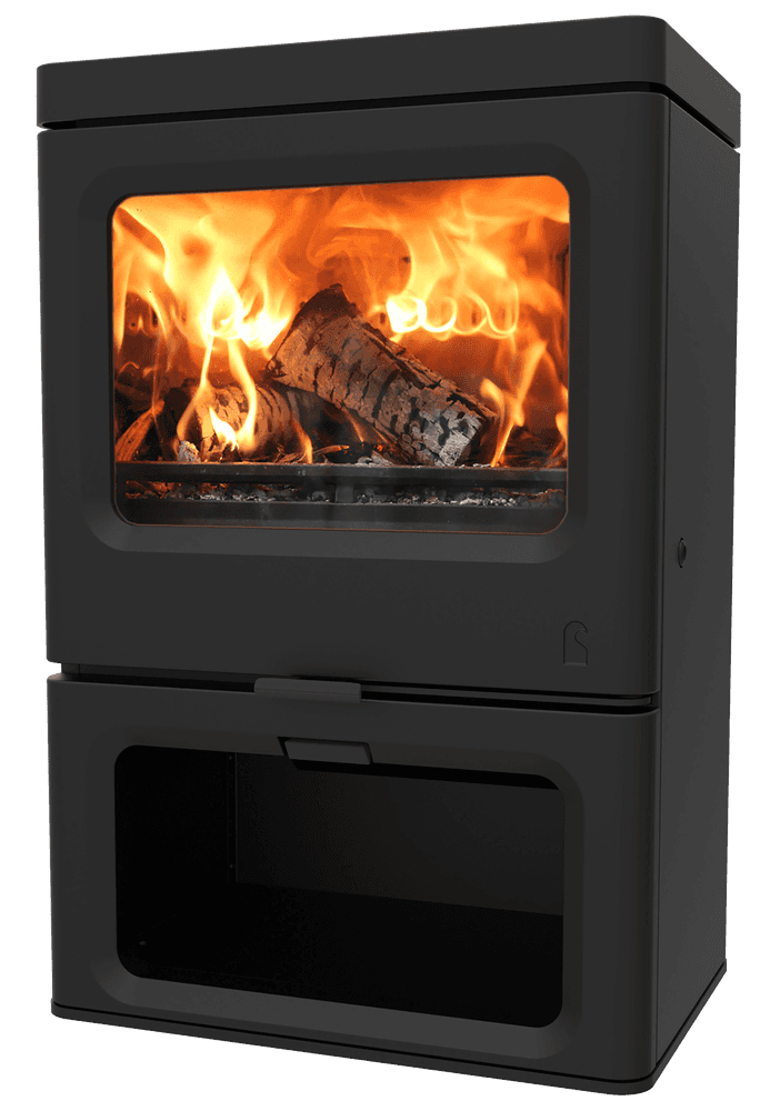 Poêle à bois noir sur son socle avec niche à bûches, flambée derrière la vitre